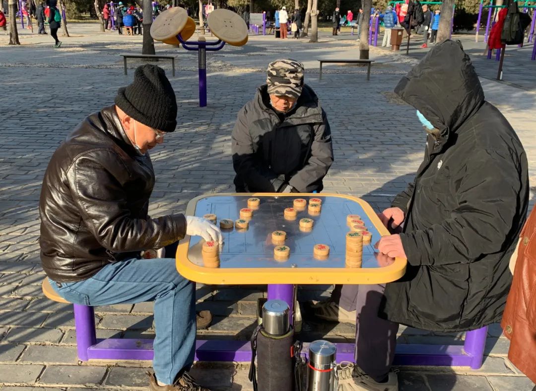 老人下跳棋图片