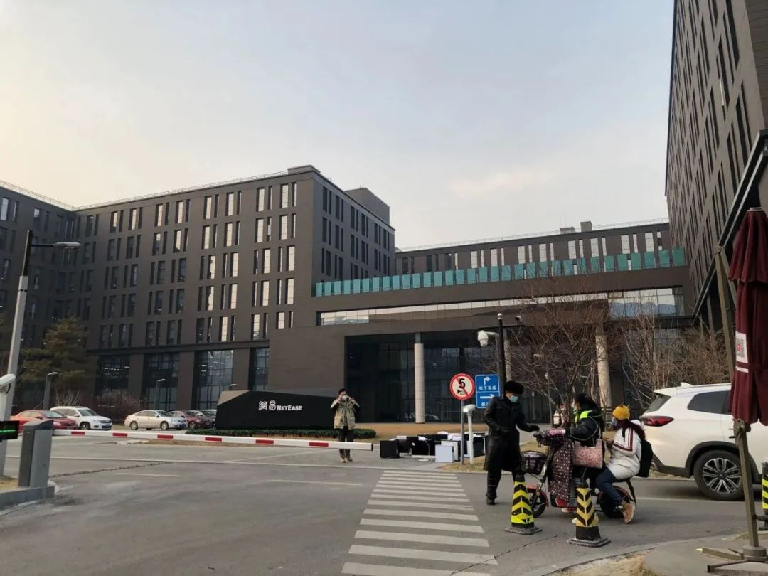 后厂村办公区时,白色的太阳挂在天上,一走出车门就被北京的冬天冷到了