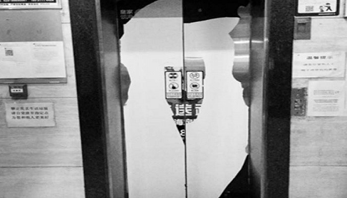 公园南路橄榄国际小区电梯门上的广告被破坏（图片来源：三秦都市报）