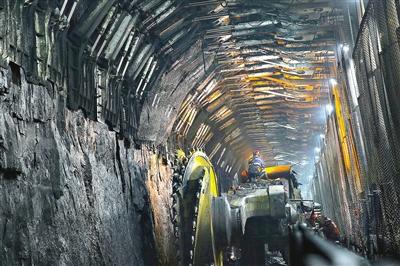 国家能源集团神东煤炭上湾煤矿的世界首个8.8米超大采高智能工作面。资料照片