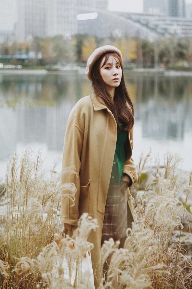 50岁的王琳真是冻龄女神,穿驼色大衣内搭针织衫,减龄又洋气