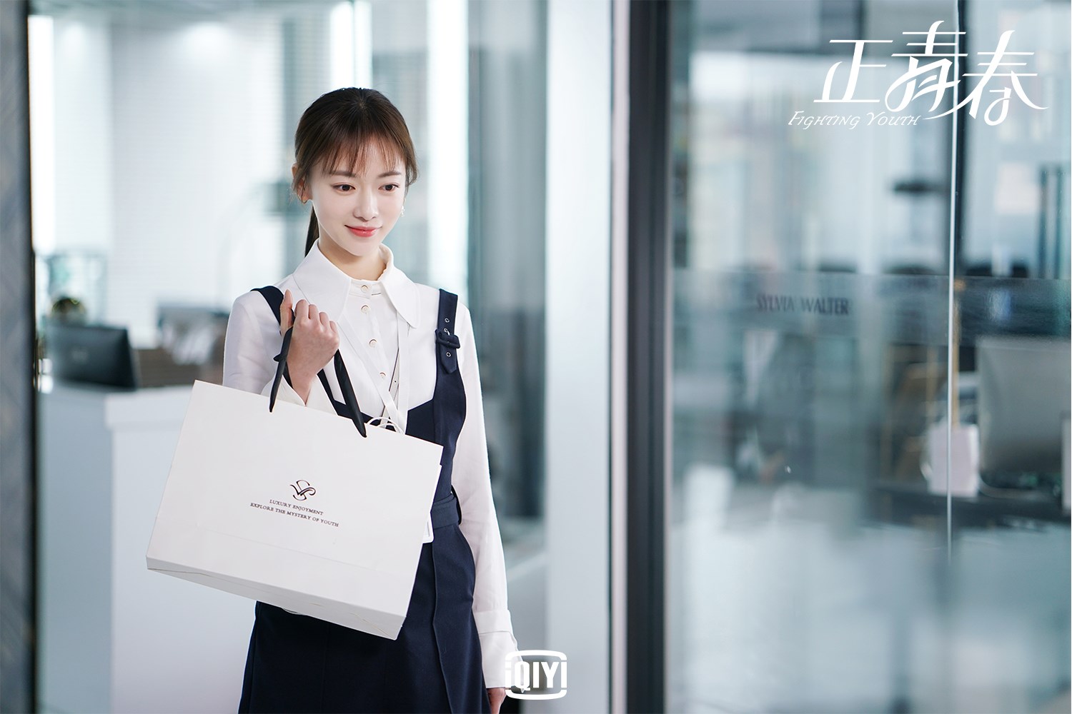 《正青春》吴谨言霸气不输何润东 重磅来袭演绎职场生死斗