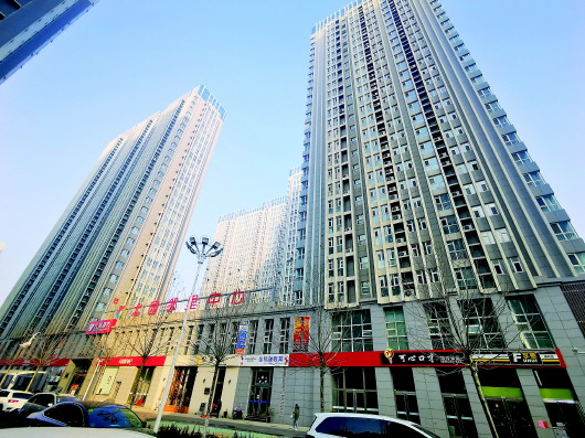 临沂兰山区后园馨园小区E区，左侧为1号楼1到3单元“住宅楼”，右侧为5号楼“酒店式公寓楼”。记者贾云鹏摄