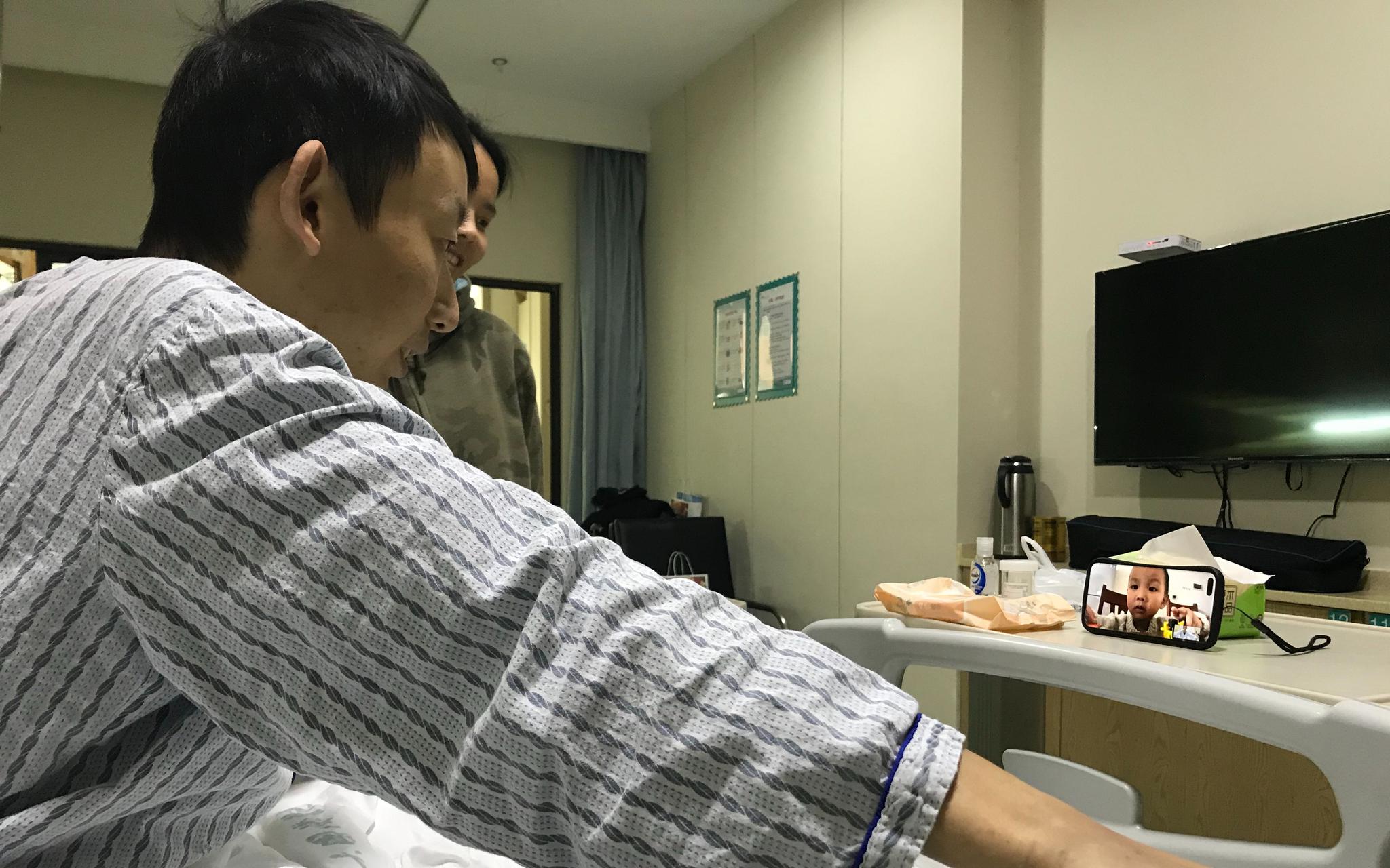 1月24日，姚策在杭州某医院接受治疗时与儿子视频。新京报记者 张惠兰 摄