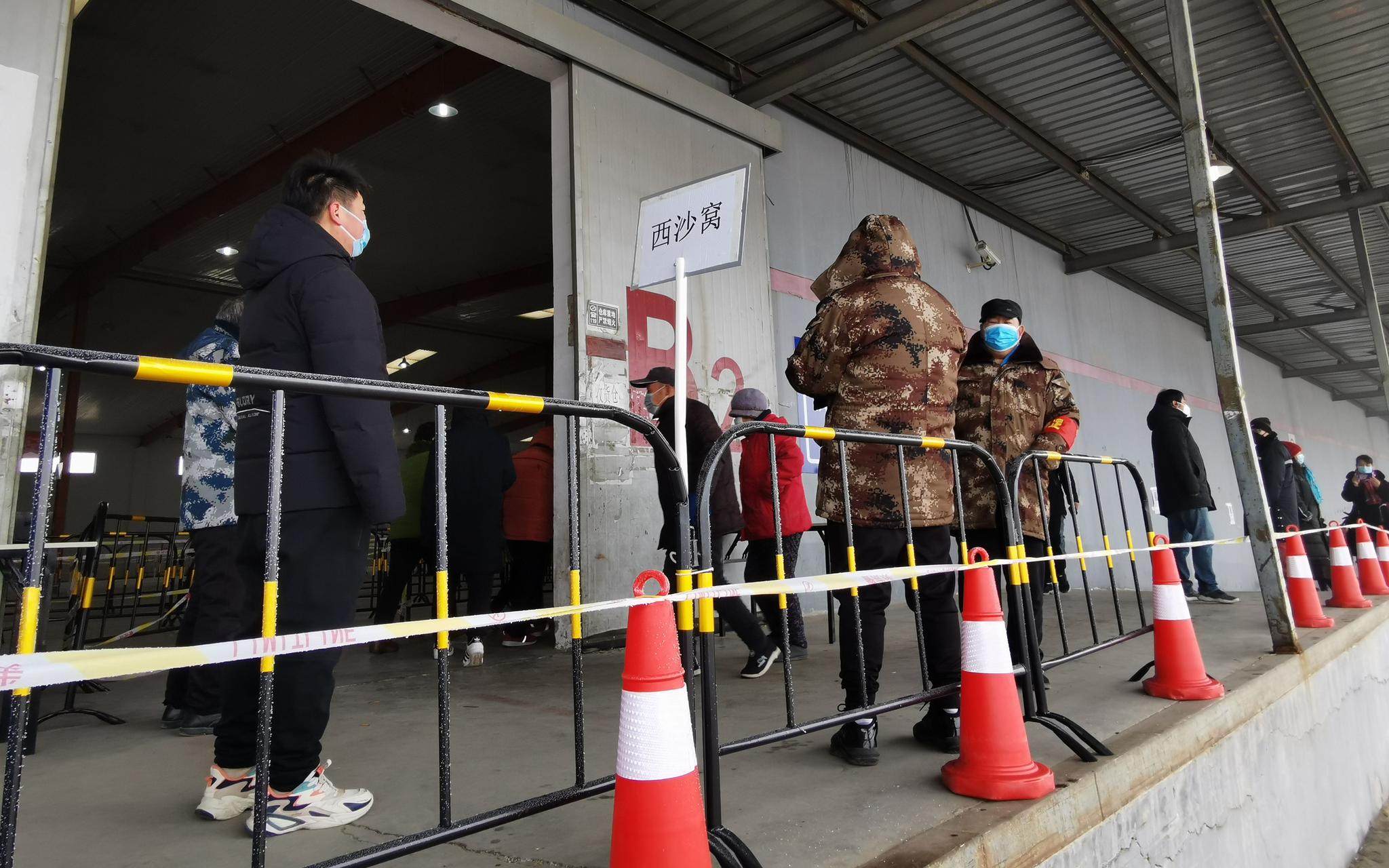 今天上午,大兴区魏善庄朗途国际物流核酸检测点,居民有序开展核酸检测