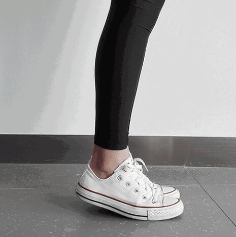 提踵颠足提踵时五个脚趾抓地,两腿并拢,同时提肛收腹,肩部要向下沉