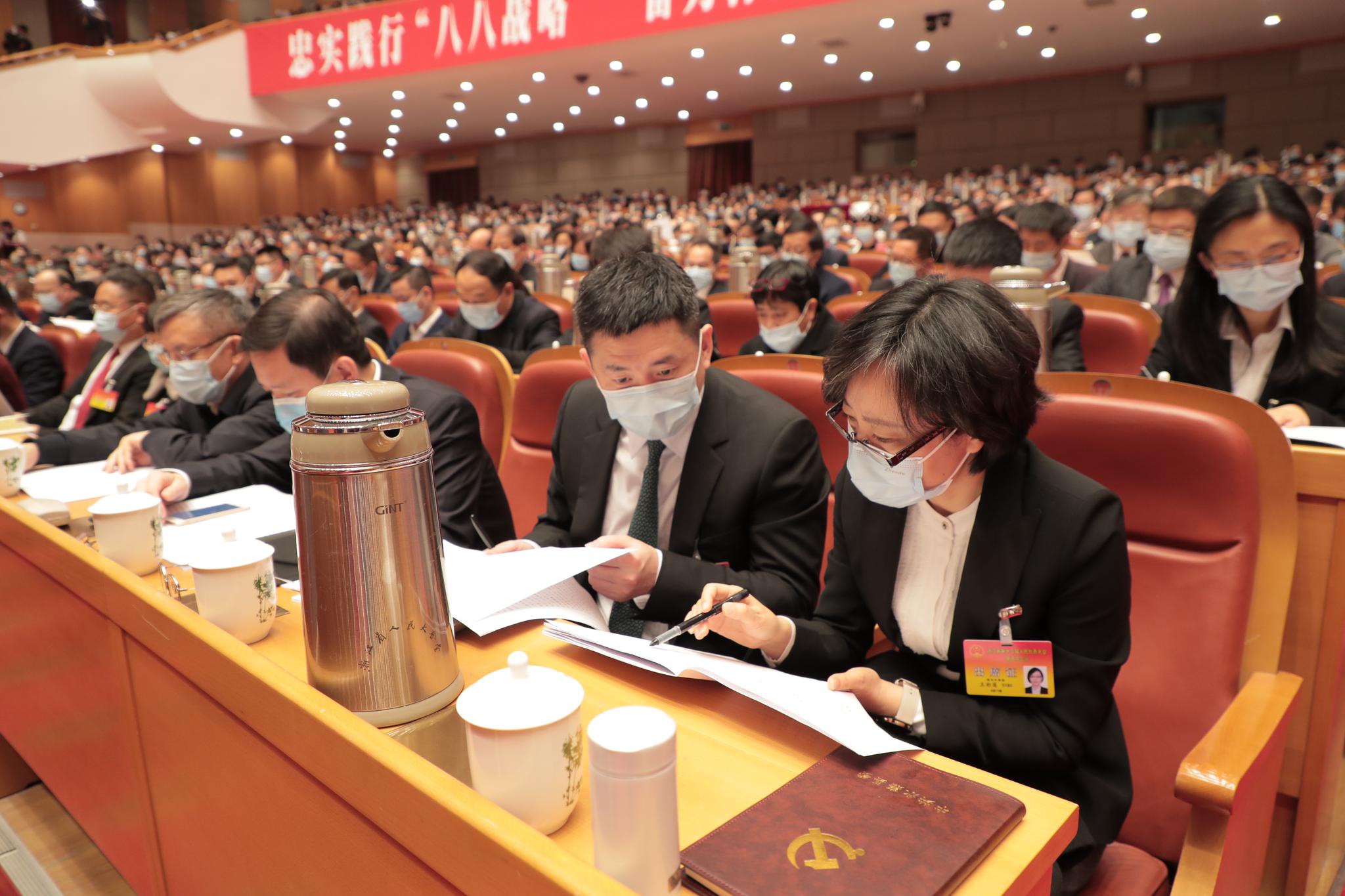 2021省两会丨省人大代表认真听取政府工作报告