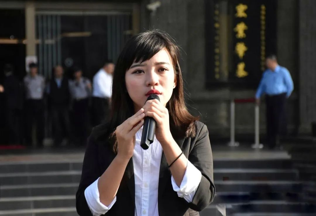 与王浩宇靠"黑韩"蹭流量一样,黄捷也靠着"黑韩"获得全台知名度.