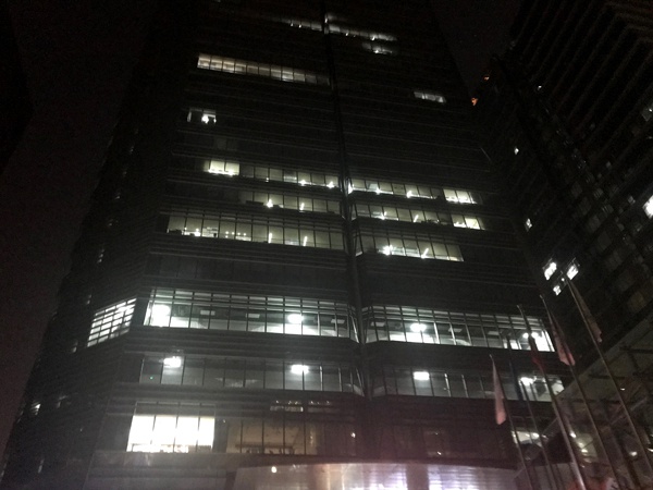 凌晨一点，深圳一家互联网公司大楼里依旧灯火通明。澎湃新闻记者沈文迪 图