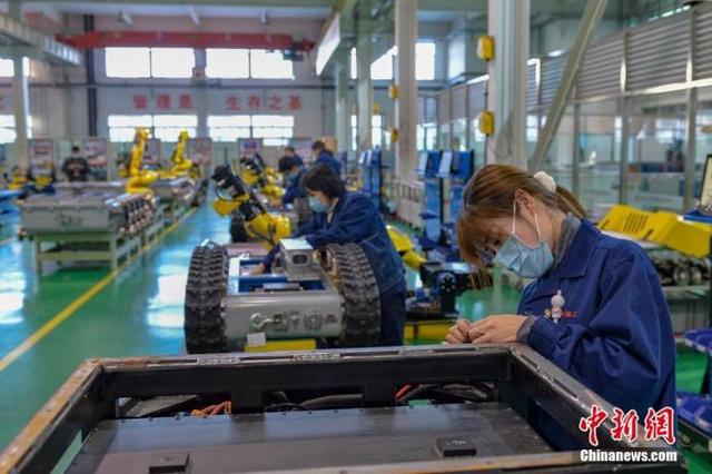 资料图：工人正在组装机器人。中新社记者 田雨昊 摄