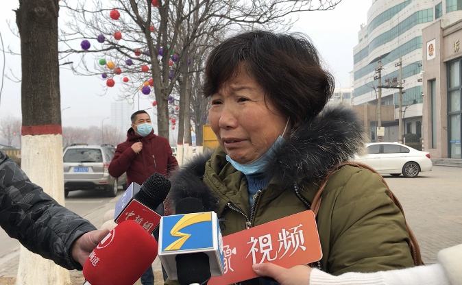 1月26日开庭前，杜新枝在法院门前接受采访。新京报记者 张惠兰 摄