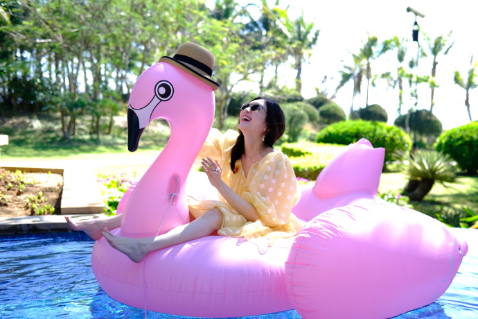 近日,工作室晒江疏影出游美照,她穿黄裙骑坐在玩具上,十分开心.