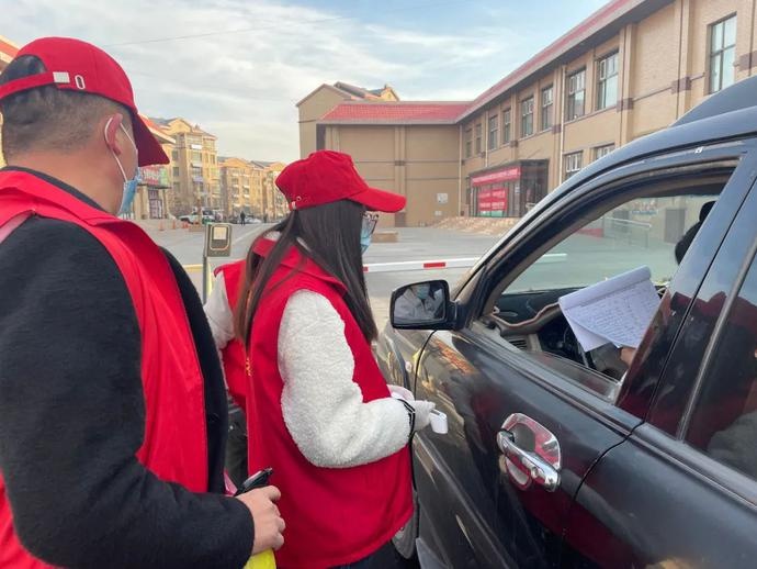 大学生志愿者奉献青春力量参与疫情防控不落后