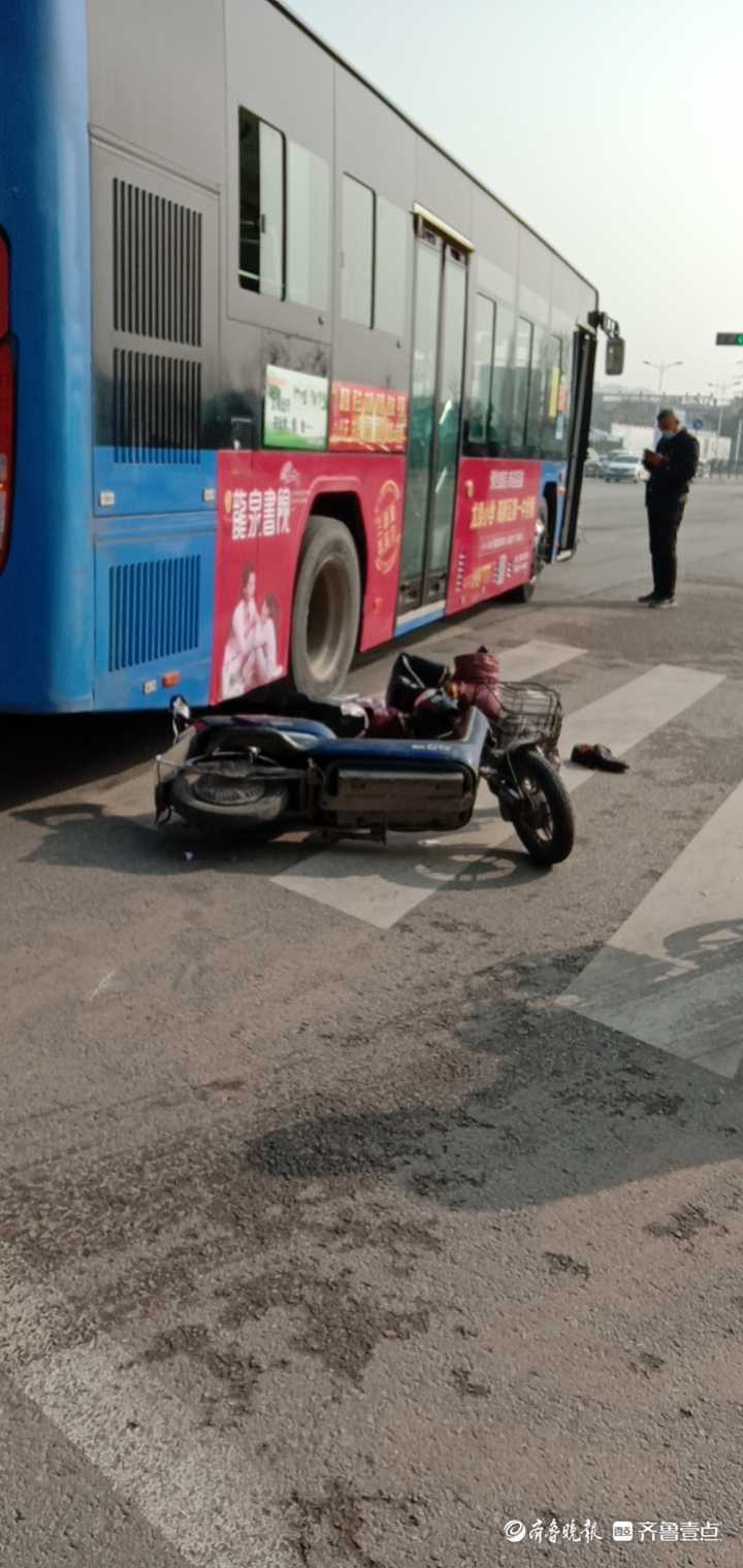 情报站|泰安龙潭路附近一辆公交车与电动车相撞,路过请注意避让