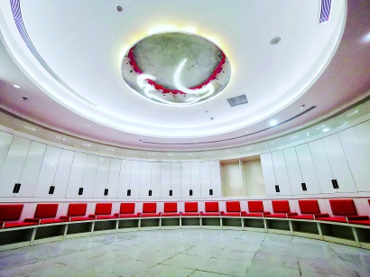 浦东足球场主队更衣室头顶是专属的"鹰头"灯光标志 本报记者 李铭 