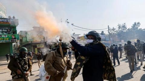 印度共和国日爆发农民抗议：1人死亡 示威者持剑对峙休闲区蓝鸢梦想 - Www.slyday.coM