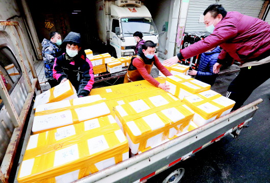 整整一拖板车的生鲜快递箱被运走.新鲜的各色海鲜销量不错.