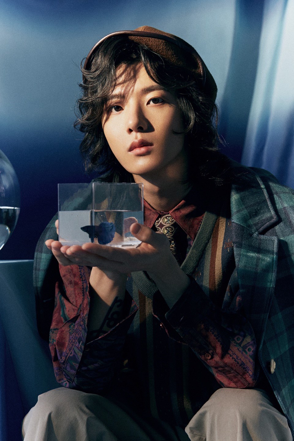 日系暖男即视感!《青春有你3》阿煜暖冬鱼缸大片