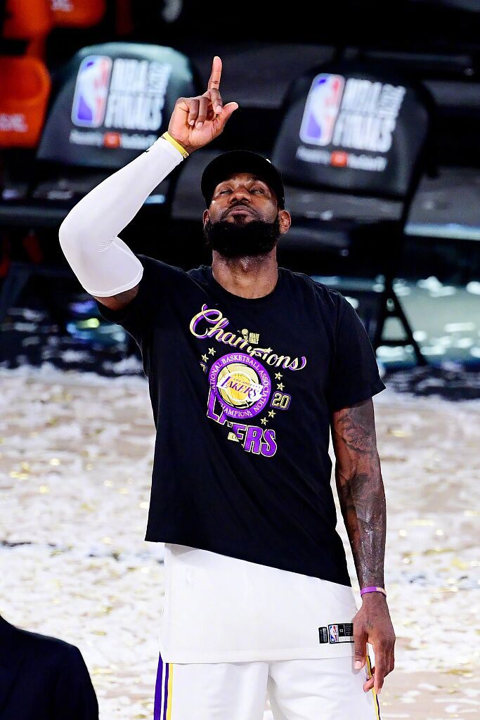 詹姆斯夺冠后单手指天,追忆科比.