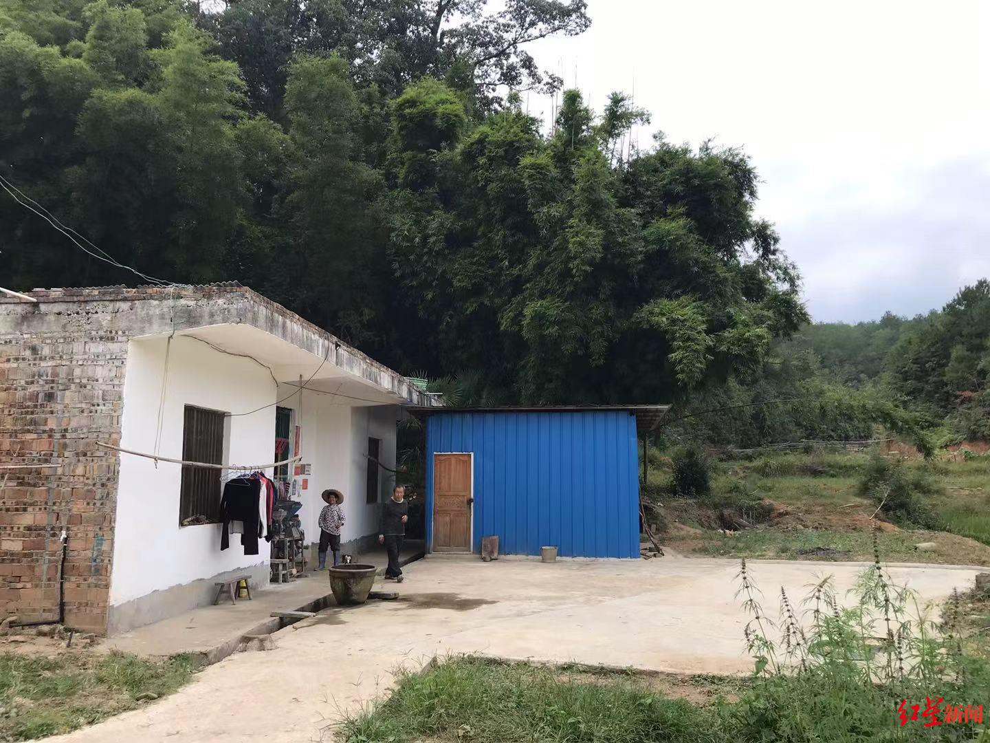 午后三点,沙塘村蛤蟆石组,村子最后一排房屋,一条百米长的平整水泥