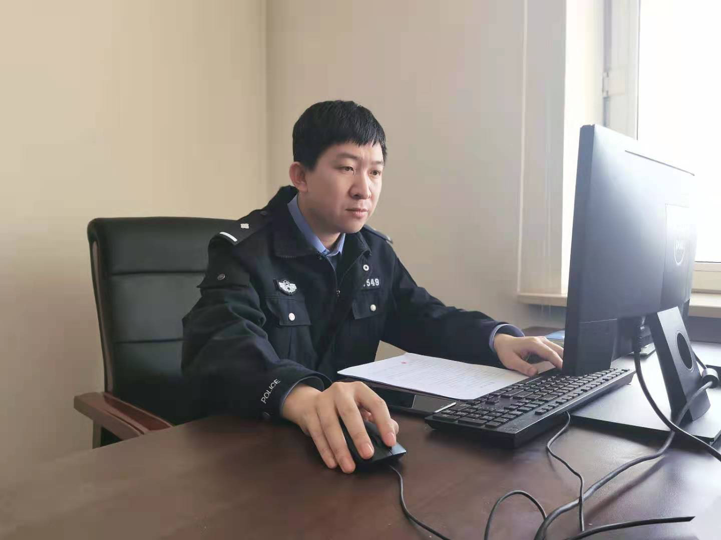 民警孙超在办公室内工作.(受访者供图)