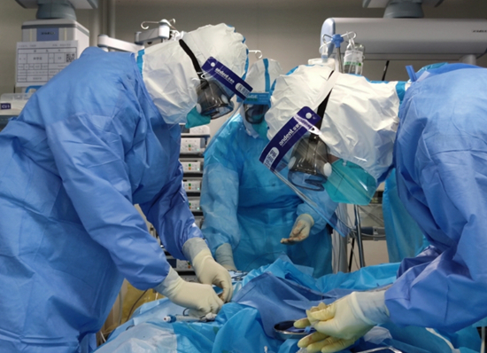     河北省胸科医院，崔晓磊（左一）和同事正在进行ECMO置管操作。受访者供图