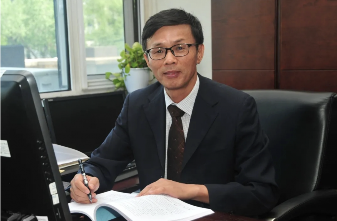 时事看点>正文>王玉林生前工作照堆工部设计所力学