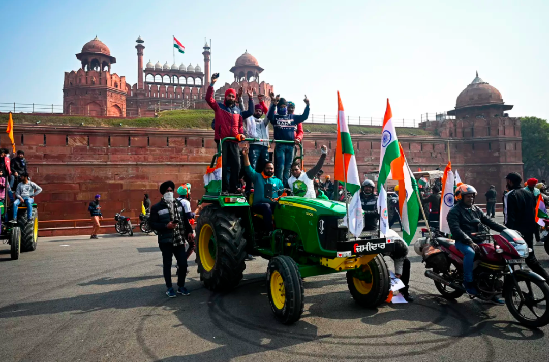 印度国庆日彻底乱套!数十万农民冲进首都新德里,引发大规模暴力抗议活动休闲区蓝鸢梦想 - Www.slyday.coM 印度国庆日彻底乱套!数十万农民冲进首都新德里,引发大规模暴力抗议活动休闲区蓝鸢梦想 - Www.slyday.coM