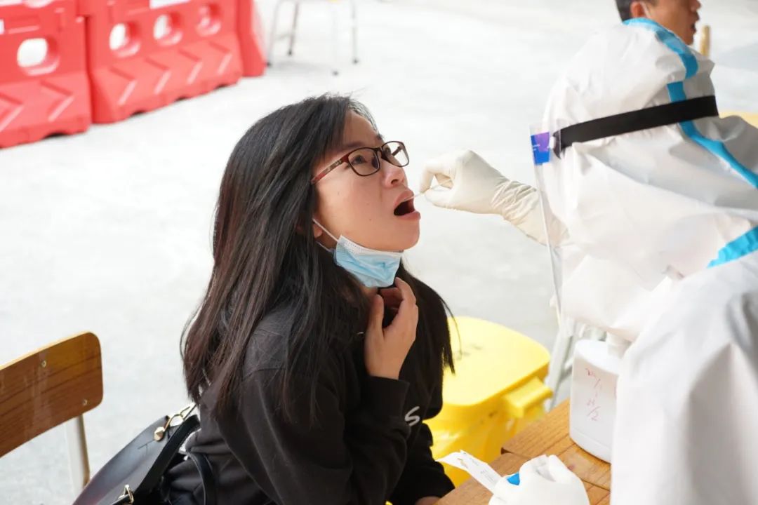 一条龙体验长安核酸检测点便民安全两不误