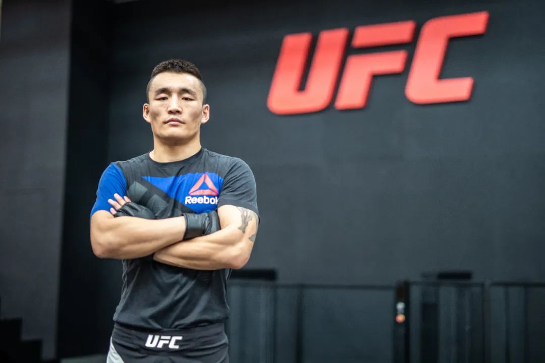 ufc再添中国力量傲日其楞梁娜正式签约ufc