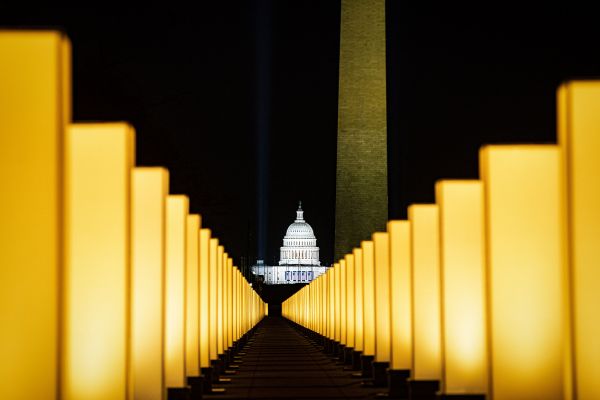 当地时间2021年1月19日，美国华盛顿特区举行点灯仪式，纪念在新冠病毒大流行中丧生的40万美国人。（人民视觉）