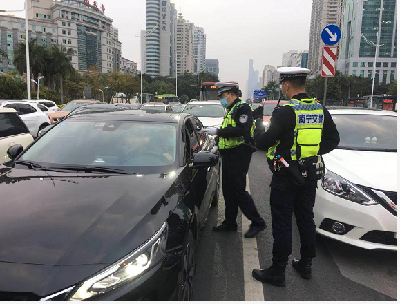 今晨,南宁交警出动近千名警力开查,多人受罚!未来力度还将更大.