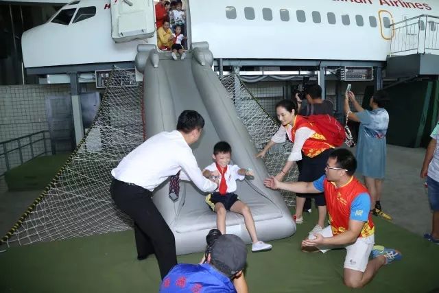 參觀飛機水上撤離救生船掌握救生衣穿戴知識參觀學習了航空安全知識