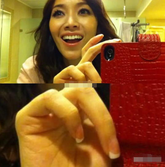 除此之外,昆凌的美甲也有些刻意,众所周知侯佩岑最喜欢用的就是白美甲