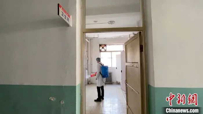 资料图：2020年10月，因多名学生感染诺如病毒，山西某高校宿舍楼整层封闭，工作人员进行消杀作业。屈丽霞 摄