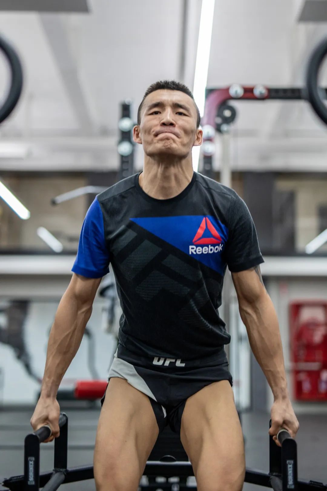 ufc再添中国力量傲日其楞梁娜正式签约ufc