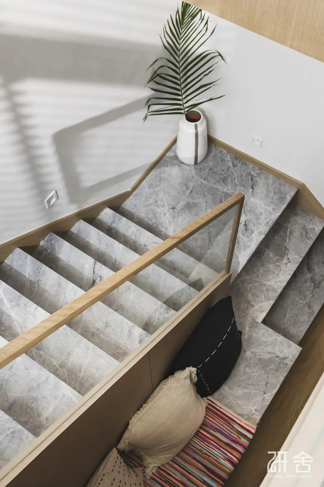 楼梯转角变身阅读空间,以水润木,五口之家的恣意生活