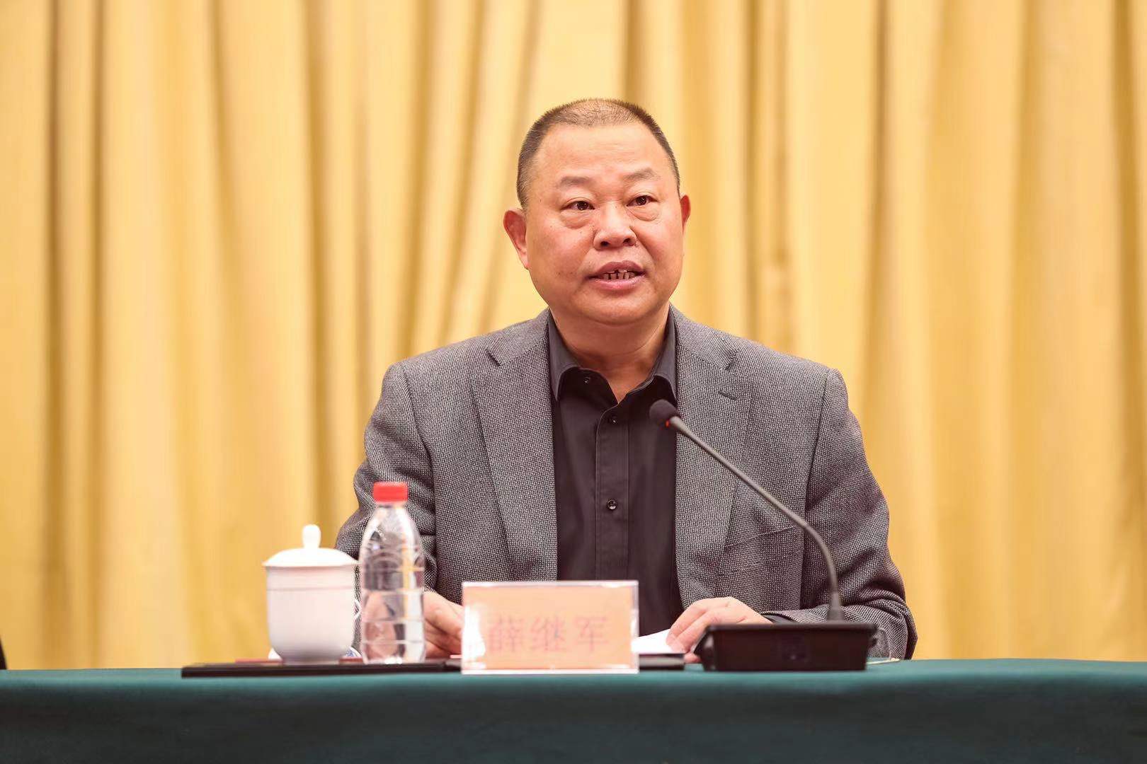 中央广播电视总台编务会议成员薛继军主持座谈会并介绍《跨过鸭绿江