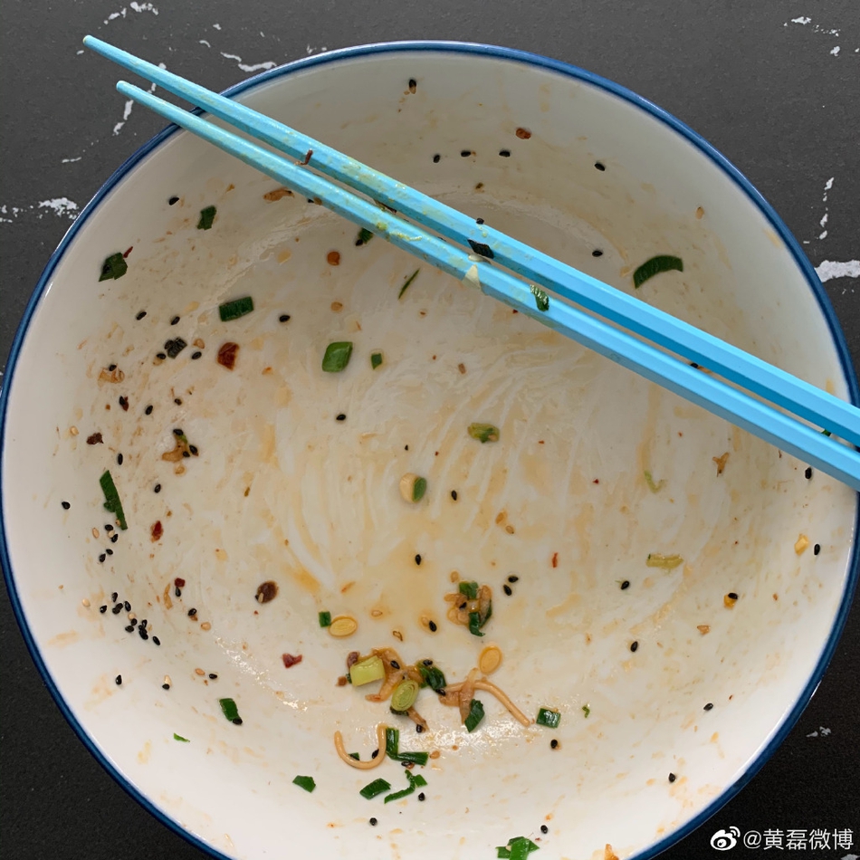 黄磊还开心po出老婆吃完的空碗.