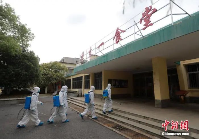 资料图：消防员正在对某高校食堂开展消杀作业。王方 摄