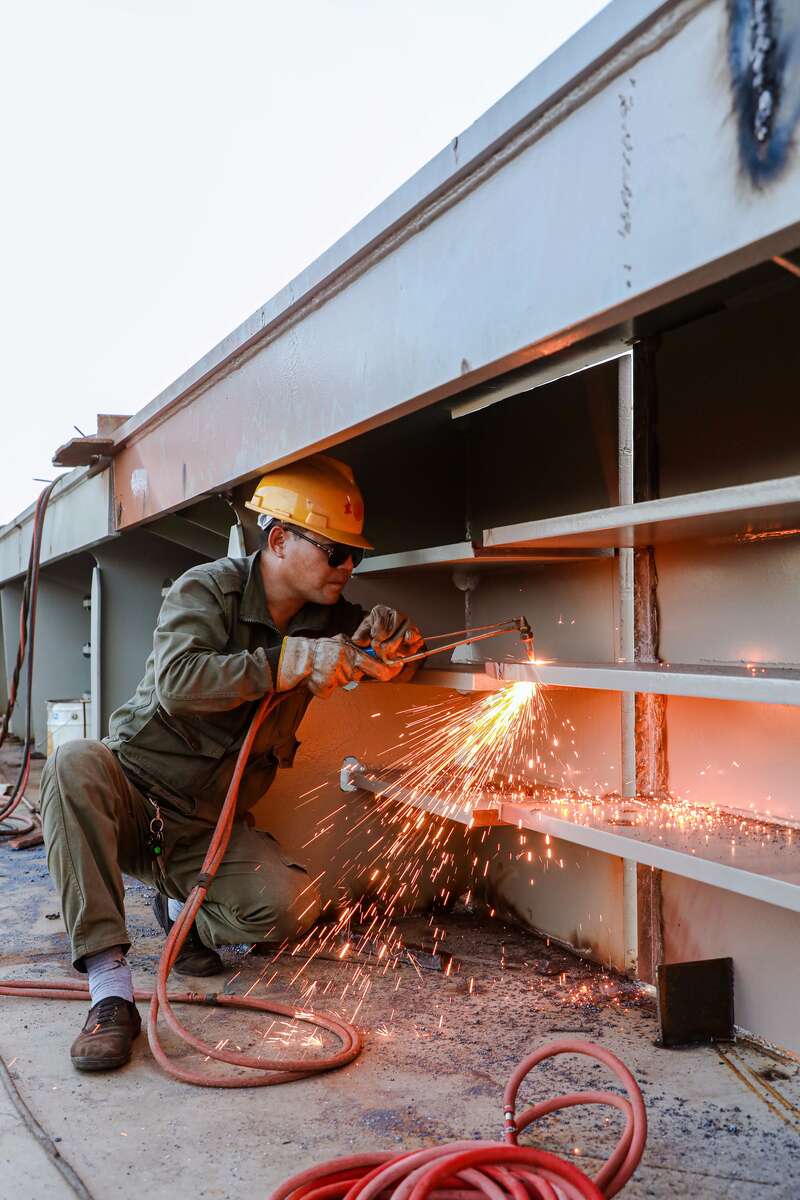 造船工人们的使命和船长一样,都是让船乘风破浪.