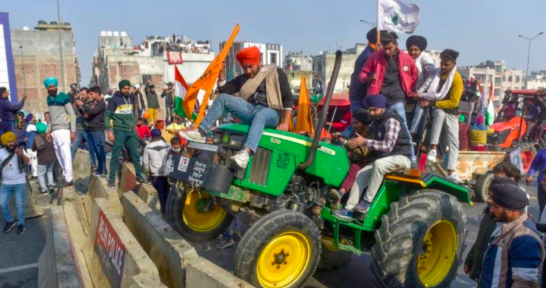 印度国庆日彻底乱套！数十万农民冲进首都新德里，引发大规模暴力抗议活动休闲区蓝鸢梦想 - Www.slyday.coM