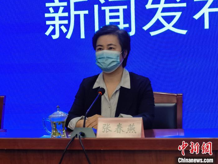 图为廊坊市副市长张春燕通报该市疫情防控相关情况. 宋敏涛 摄