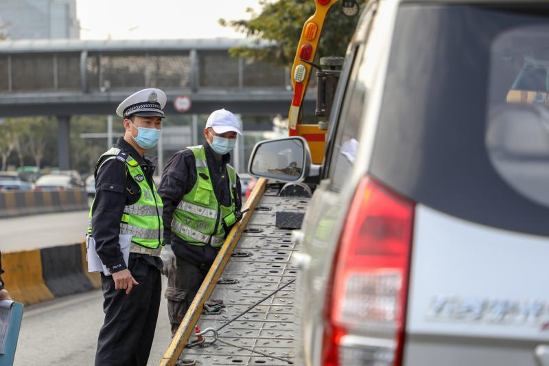 骑电动车撞到停在路边的电动车怎么办