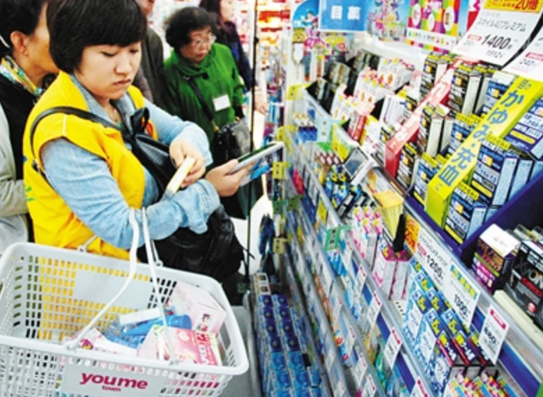 中国游客在日本药妆店（资料图）
