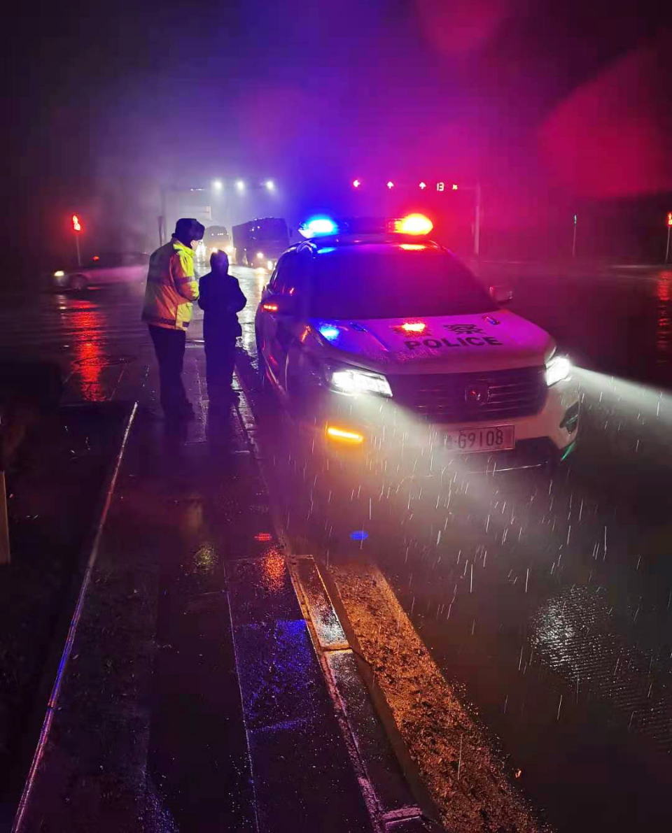 迷路老人与家人失联多日,被雨夜巡逻的交警发现