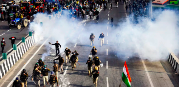 印度国庆日彻底乱套！数十万农民冲进首都新德里，引发大规模暴力抗议活动休闲区蓝鸢梦想 - Www.slyday.coM