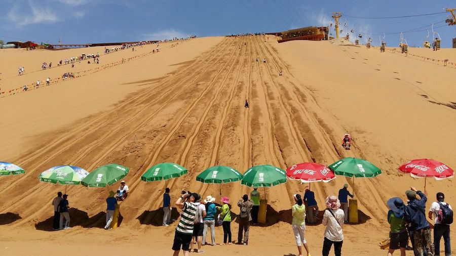 这里有中国最大的天然滑沙场.