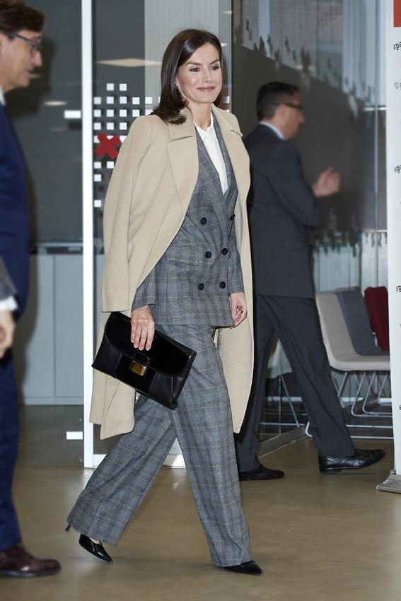 西班牙王后中性风西装开会,肩披大衣气场足,梅根相似造型却遭批