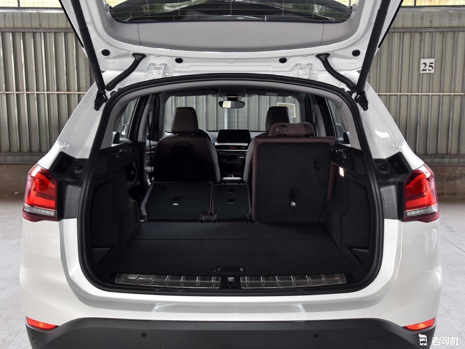 空间大实力强 小哥带你看宝马x1